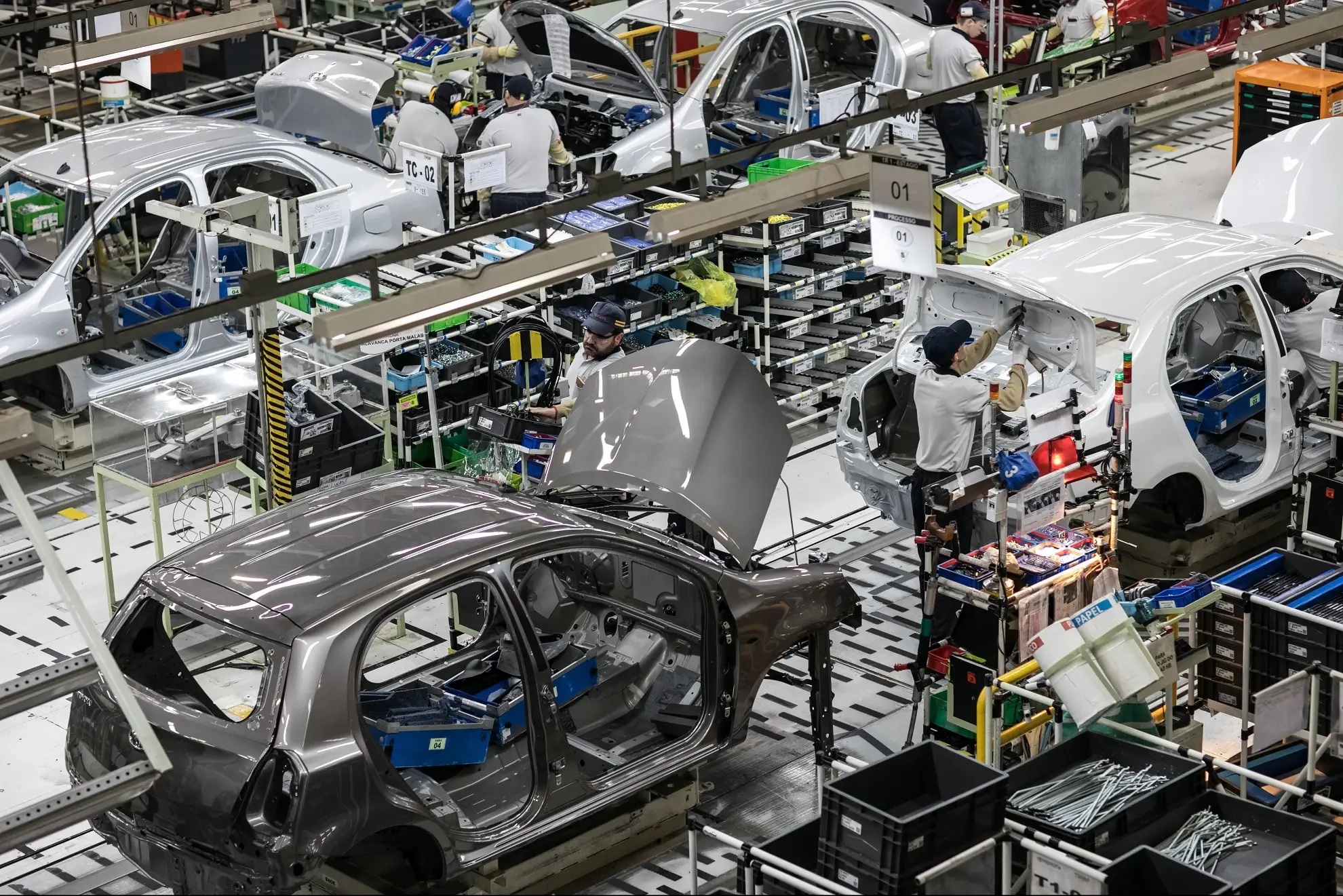 Funcionários trabalham em linha de produção de fábrica da Toyota 